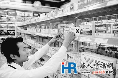 海南琼海一家药店营业员正在更换药品标签。