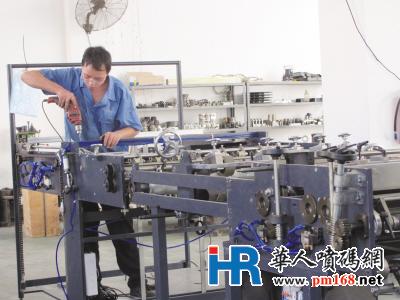 华威一机械员工正在生产公司新产品